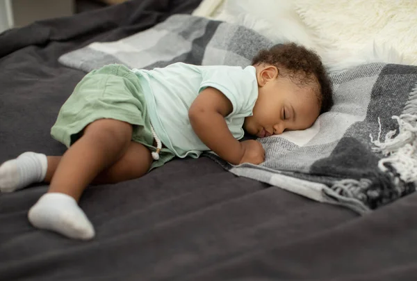 Афроамериканський хлопчик спить на боці лежачи в ліжку — стокове фото