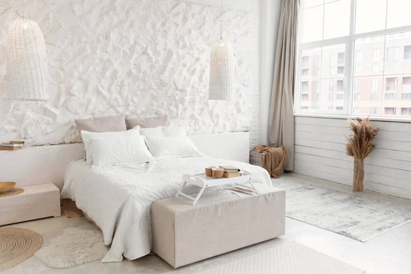 큰 침대와 창문 이 있는 현대 침실의 샷 — 스톡 사진