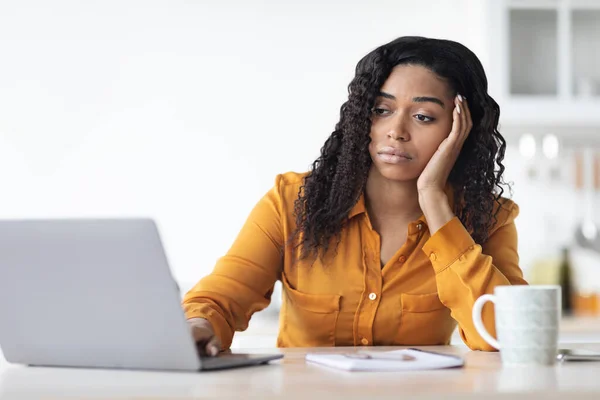 Molesto joven afroamericana mujer en busca de trabajo en Internet —  Fotos de Stock