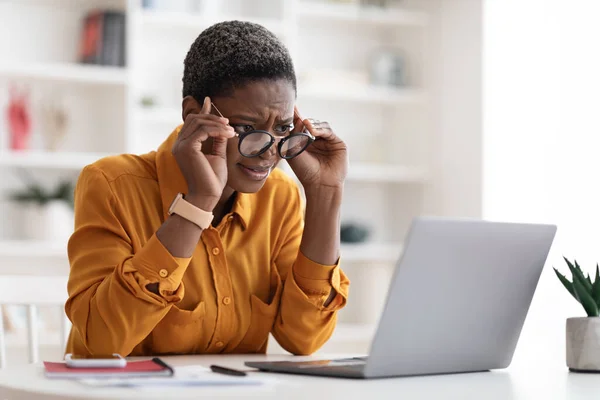 Donna d'affari nera che lavora sul computer portatile, indossa occhiali da vista, spazio per la copia — Foto Stock