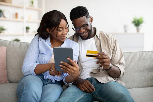 Schwarzes Paar mit Tablet und EC-Karte zu Hause — Stockfoto