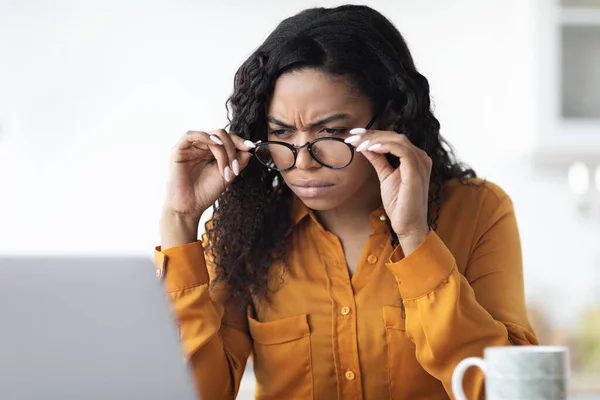 Schwarze Geschäftsfrau arbeitet am Laptop, trägt Brille, Kopierraum — Stockfoto