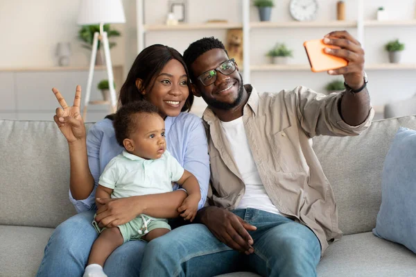 Afrikaans amerikaans familie nemen selfie samen thuis — Stockfoto