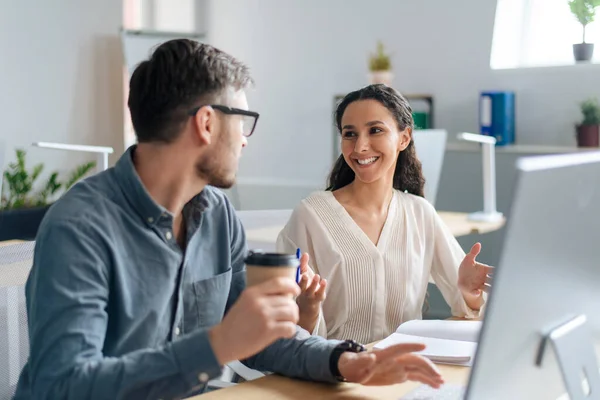 Colegas felizes masculinos e femininos conversando uns com os outros no coffee break no moderno escritório de espaço aberto — Fotografia de Stock