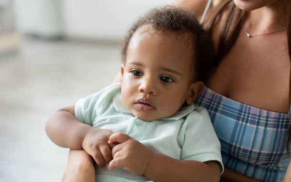 Afrikalı Amerikalı anne sevimli bebeğiyle oynuyor. — Stok fotoğraf