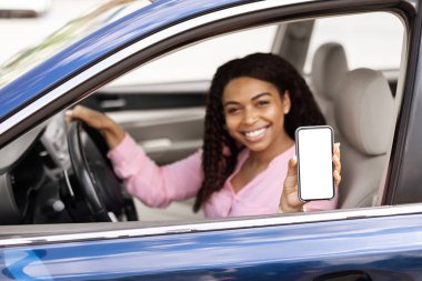 Boş ekranlı akıllı telefon kullanan mutlu siyah sürücü