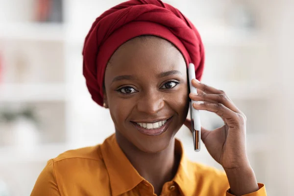 Close-up retrato de bonita mulher negra falando no telefone — Fotografia de Stock