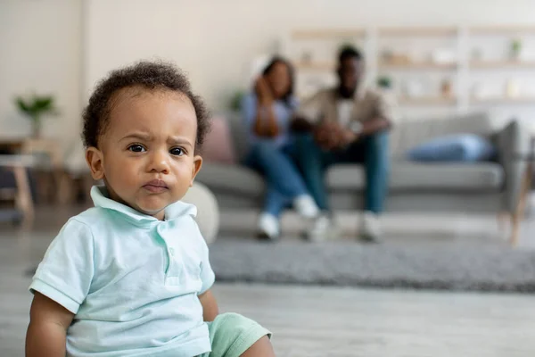 Серьезный злой афро-американский мальчик смотрит в камеру — стоковое фото