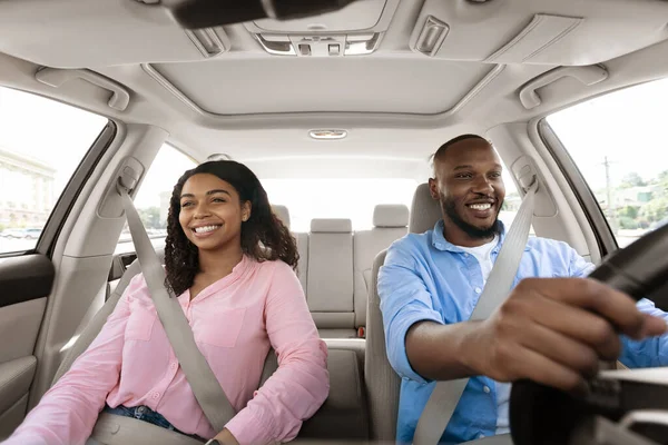 Feliz negro pareja disfrutando de conducir en nuevo coche —  Fotos de Stock