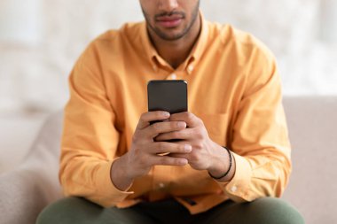 Evde akıllı telefon kullanan genç adam, kapat.