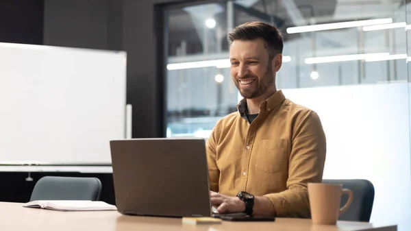 Empresario masculino que utiliza la escritura del ordenador portátil que trabaja en línea en el lugar de trabajo, Panorama — Foto de Stock