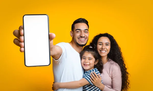 Χαρούμενη Αραβική Οικογένεια Επίδειξη Κενό Smartphone Με Λευκή Οθόνη, Πανόραμα — Φωτογραφία Αρχείου