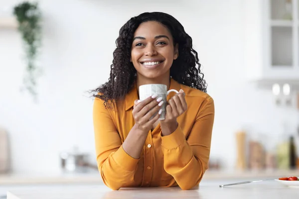 Primo piano di felice bella donna nera godendo caffè del mattino — Foto Stock
