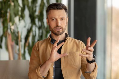 Modern Ofiste Otururken Video Arayan Ciddi İş Adamı