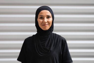 Kendine güveni tam orta çağdan kalma tesettürlü bir kadın. Duvardaki kameraya bak, boşluğu kopyala.