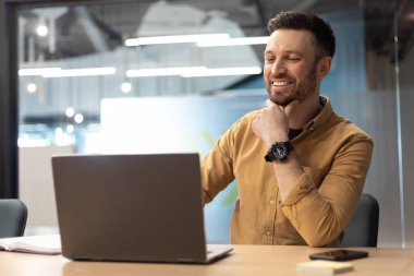 Ofiste Çalışan İş Adamı Dizüstü Bilgisayarı Tarayıcı İnternet Taraması Kullanıyor