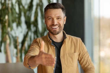 Neşeli İşadamı Ofisteki Kameraya El sıkışma Teklifi