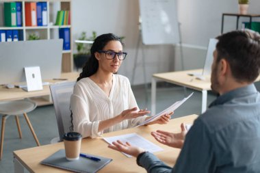 İnsan Kaynakları Yöneticisi, Modern Ofis 'teki iş görüşmesi sırasında boş başvuru ile iletişim kuruyor.