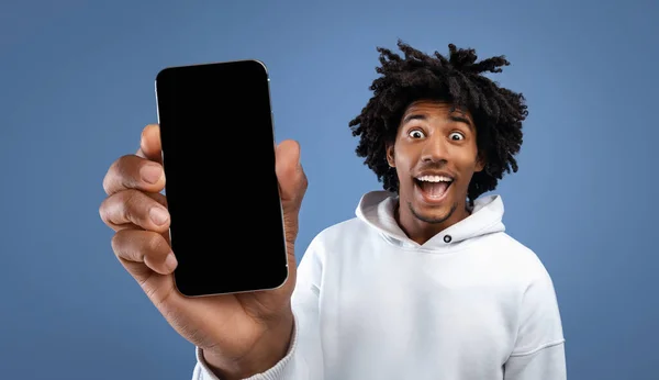 Amazed funky black guy showing cell phone with empty screen — 스톡 사진