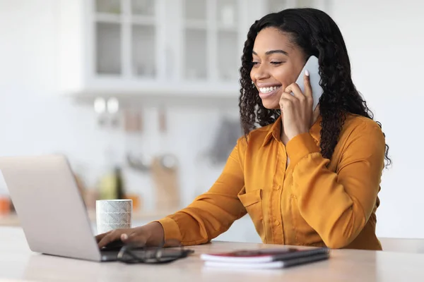 Jonge zwarte zakenvrouw werken vanuit huis, met een telefoongesprek — Stockfoto