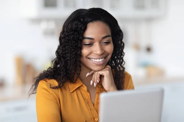 Primer plano de la mujer negra feliz usando tableta digital en casa — Foto de Stock