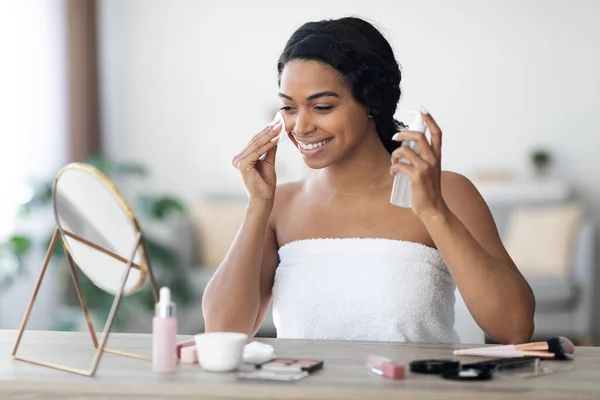 Usmívající se krásná africká americká žena čištění obličeje — Stock fotografie