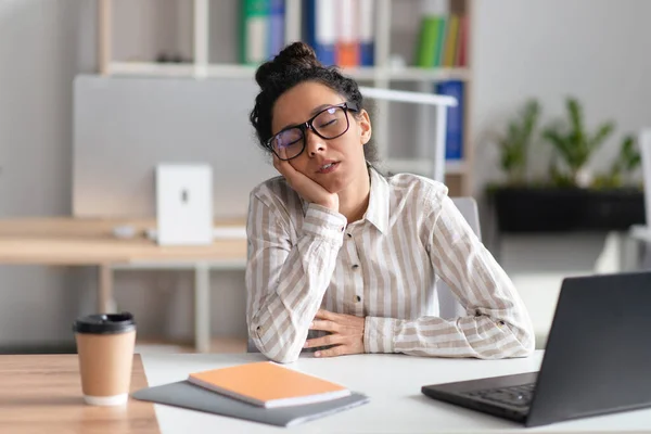 Moe zakenvrouw slapen op het werk tijdens het werken op laptop computer in modern kantoorinterieur — Stockfoto