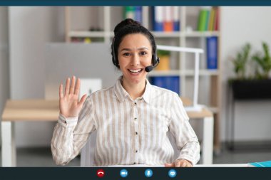 Neşeli kadın çalışanın webcam 'e el sallarken, online toplantıda meslektaşlarını selamlarken, ekran görüntüsü...