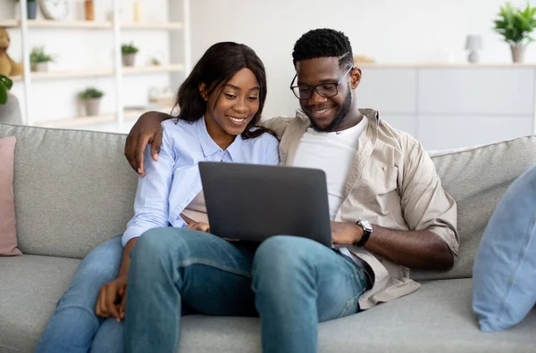 Portret van Afro-Amerikaans echtpaar met laptop thuis — Stockfoto