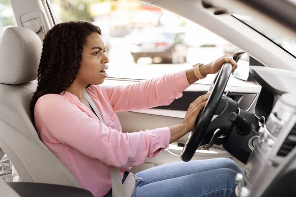 Boos zwarte vrouw rijden auto schreeuwen en toeteren — Stockfoto