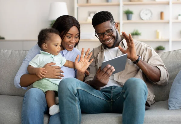 Gelukkig zwart familie met videocall met behulp van tablet zwaaien handen — Stockfoto
