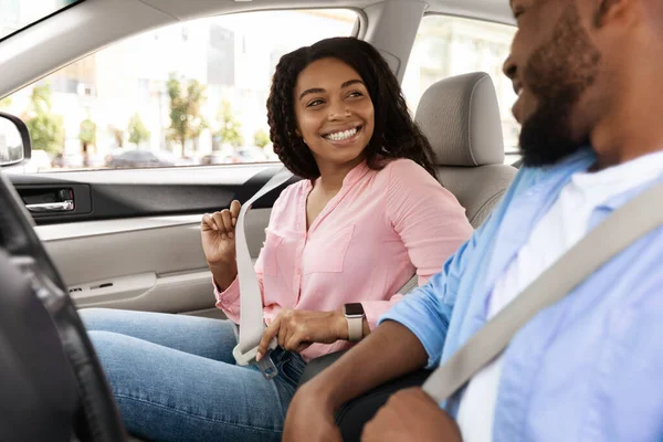 Feliz pareja afroamericana poniéndose cinturones de seguridad — Foto de Stock