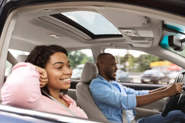 Felice coppia nera godendo di guidare su una macchina nuova — Foto Stock