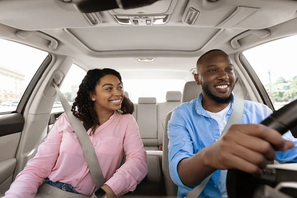 Feliz pareja negra disfrutando de un largo viaje en coche — Foto de Stock