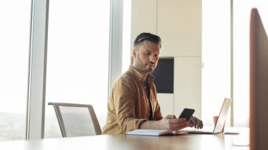 İşadamı Smartphone aracılığıyla Ofis, Panorama 'daki İş Uygulamasını Kullanarak Mesajlaşıyor