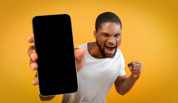 스마트폰을 보여 주는 정서적 아프리카 계 미국인 남자, 흉내내기 — 스톡 사진
