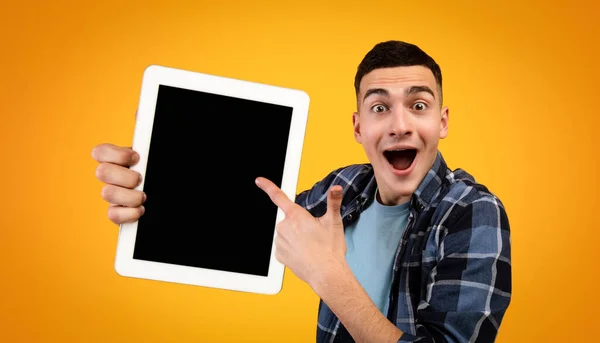 Podekscytowany hipster facet wskazujący na tablet z pustym ekranem — Zdjęcie stockowe