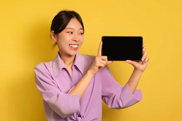 Positivo jovem mulher asiática segurando tablet pc com mockup para design, publicidade nova aplicação móvel ou site — Fotografia de Stock