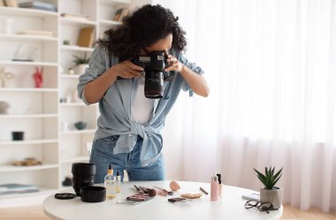 Kameralı Blogger Kadın İçerideki Makyaj Ürünlerinin Fotoğraflarını Çekiyor