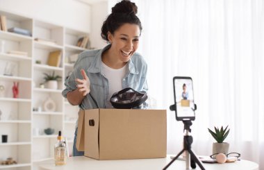 Makyaj blogcusu Kadın İçerideki Telefon Kutusunda Video Çekiyor