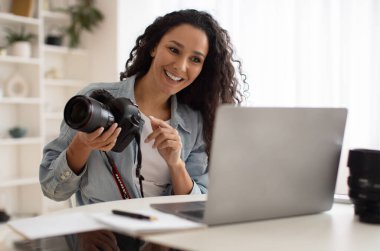 Kadın Fotoğrafçı Video Holding Camera Öğretmenlik Fotoğrafı Çevrimiçi Kapalı