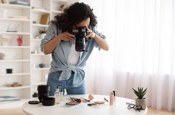 Blogger Woman With Camera Taking Photos Of Makeup Products Indoors — ストック写真