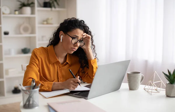 Mauvaise femme d'affaires utilisant un ordinateur portable ayant des problèmes de travail en ligne dans le bureau — Photo