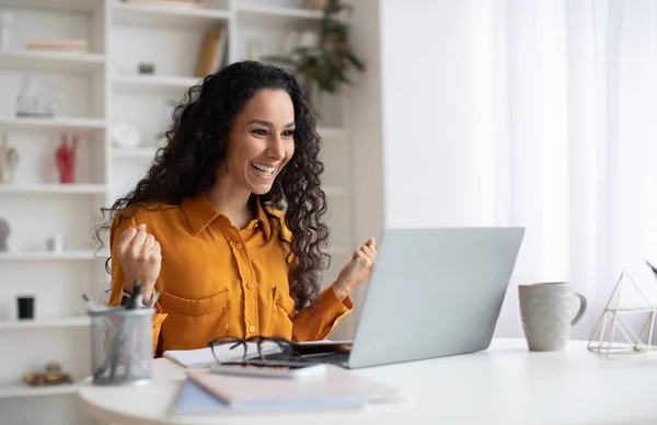 Glad dam med hjälp av laptop och Gesturing Ja Arbeta i Office — Stockfoto