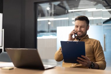 İş Adamı Ofiste Cep Telefonu Bekleme Kağıtları Konuşuyor