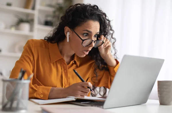 Chockad Affärskvinna Tittar på laptop sitter på arbetsplatsen i Office — Stockfoto