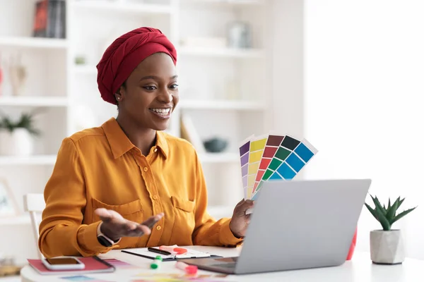 Positivo Africano americano muçulmano senhora designer ter vídeo conferência — Fotografia de Stock