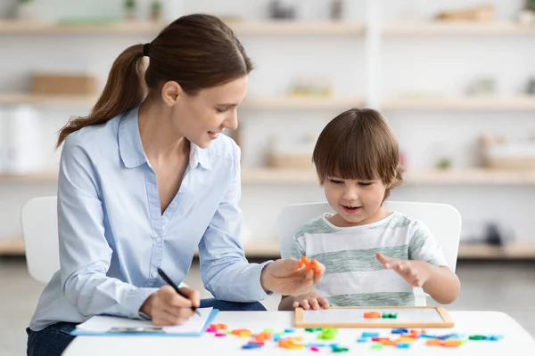 Het concept van kleuteronderwijs. Professionele vrouw leraar oefenen met weinig leerling, leuke jongen lezen Engels brieven — Stockfoto