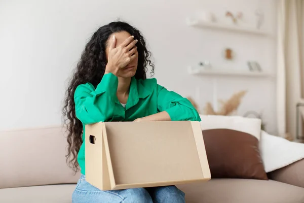 Ongelukkig Vrouwelijke Koper die Kartonnen Doos na Winkelmislukking binnen uitpakt — Stockfoto