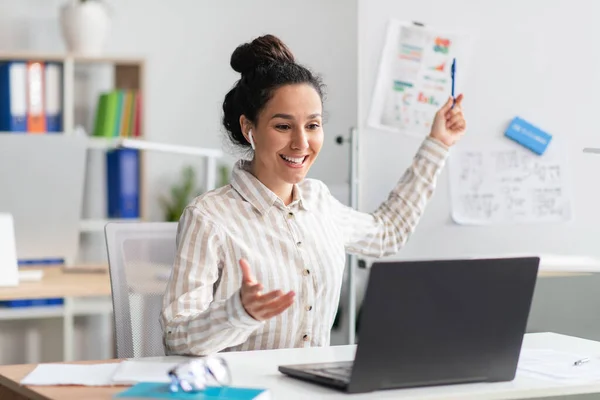 Mujer de negocios feliz haciendo la presentación del proyecto, demostrando gráficos en pizarra blanca durante la conferencia en línea —  Fotos de Stock